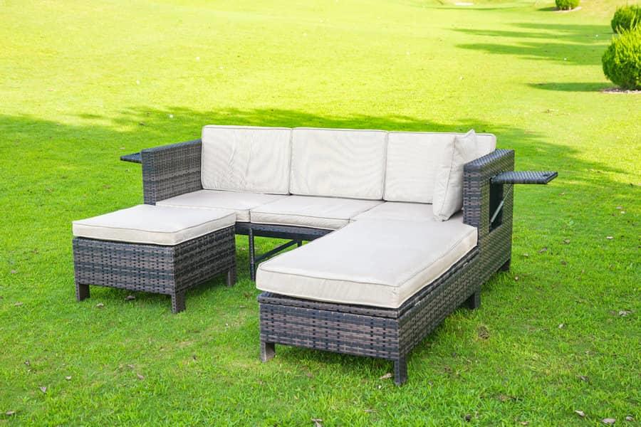 Se desvanecerá el sofá del jardín del patio si se expone a la luz solar durante mucho tiempo?