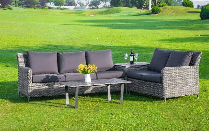 Los sofás de jardín de patio necesitan fundas protectoras cuando se colocan al aire libre?