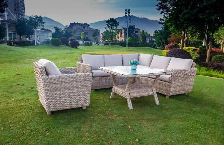 Relájate en el lujo: crea un oasis con sofás de patio y jardín de gama alta
